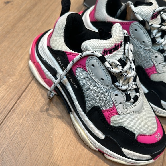 Balenciaga triple S low top chunky sneakers in exce condition worn once - Picture 2 of 14